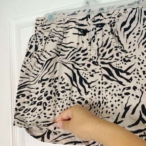 H&M Animal Print Pleated Cotton Cuff Pocket Elastic Waist Lightweight Shorts - Picture 12 of 16